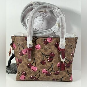 NWT！COACH Mollie Tote Bag 25 In Signature Canvas With Cherry Print
